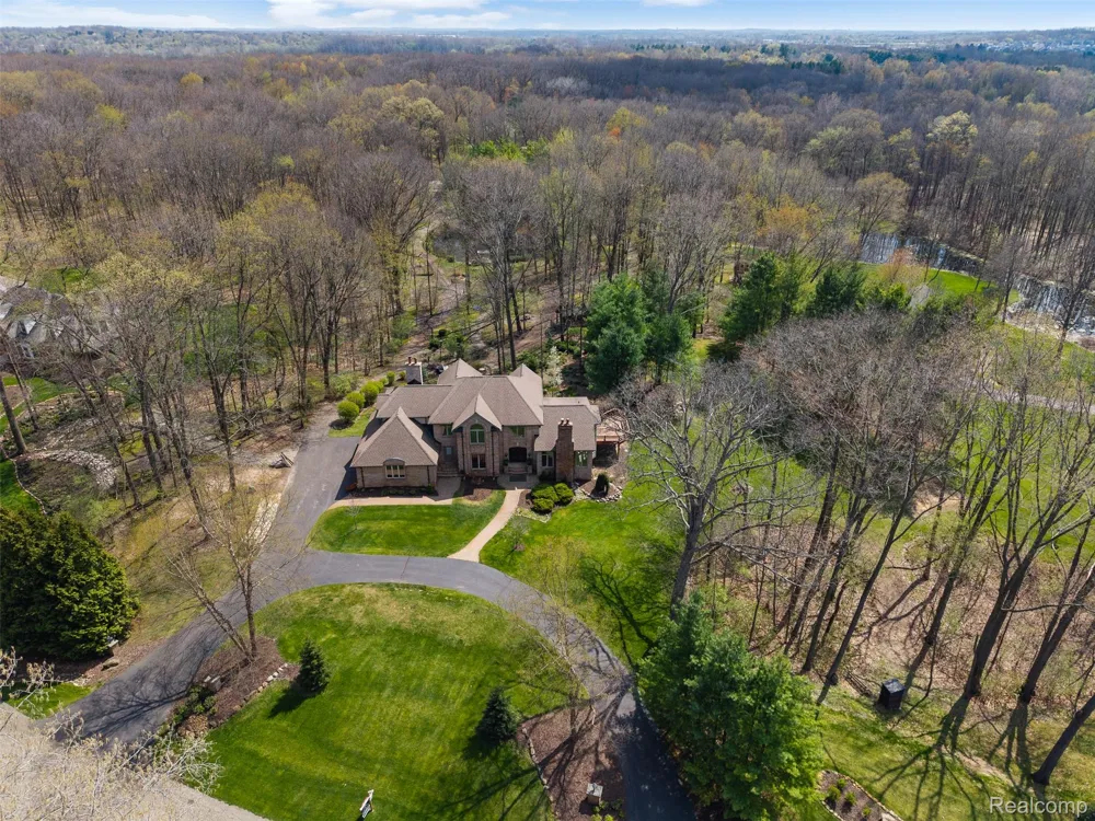 561 Valley Drive Milford Charter Township, MI 48381