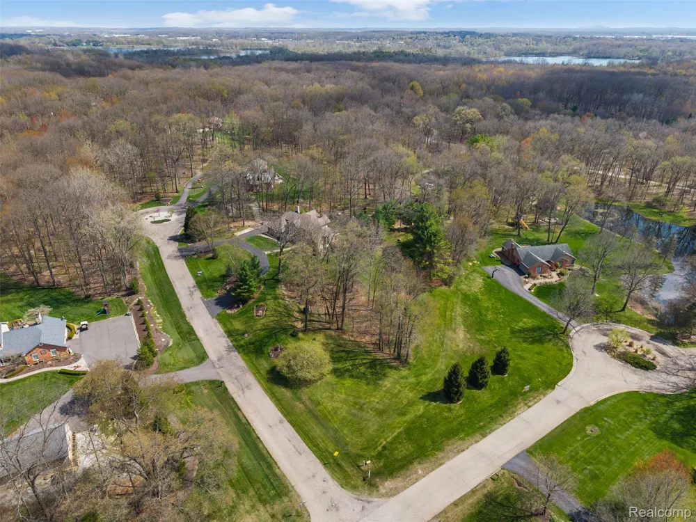 561 Valley Drive Milford Charter Township, MI 48381