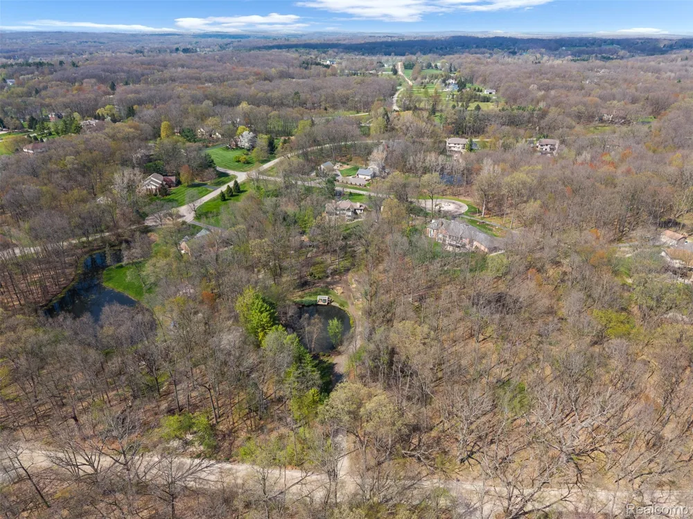 561 Valley Drive Milford Charter Township, MI 48381