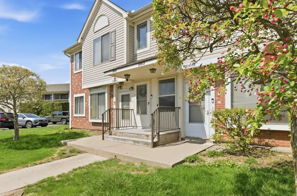 30813 Hidden Pines Lane Roseville City, MI 48066