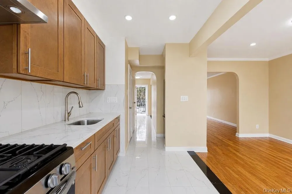 6916 Fresh Meadow Lane Fresh Meadows, NY 11365