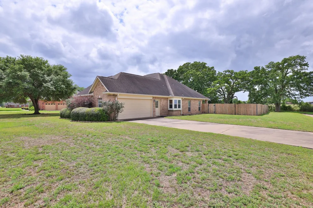 105 Lawrence Marshall Dr Hempstead, TX 77445