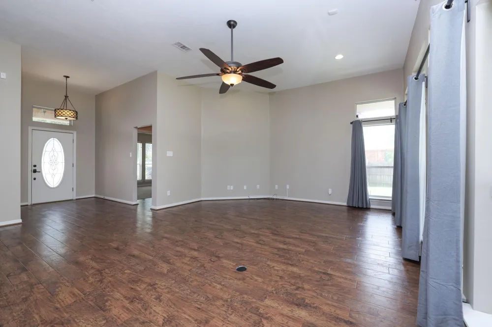 105 Lawrence Marshall Dr Hempstead, TX 77445