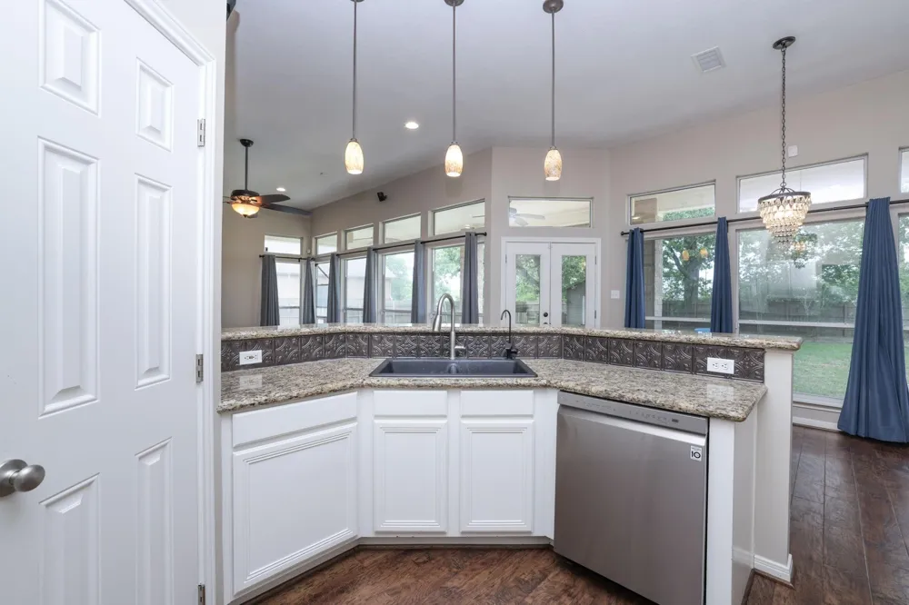 105 Lawrence Marshall Dr Hempstead, TX 77445