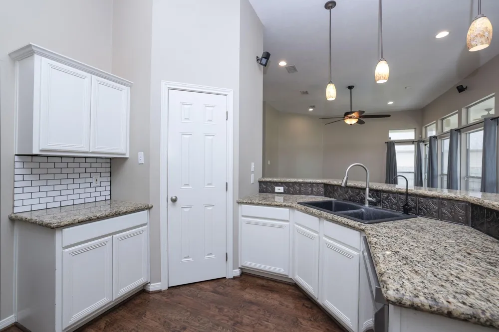 105 Lawrence Marshall Dr Hempstead, TX 77445