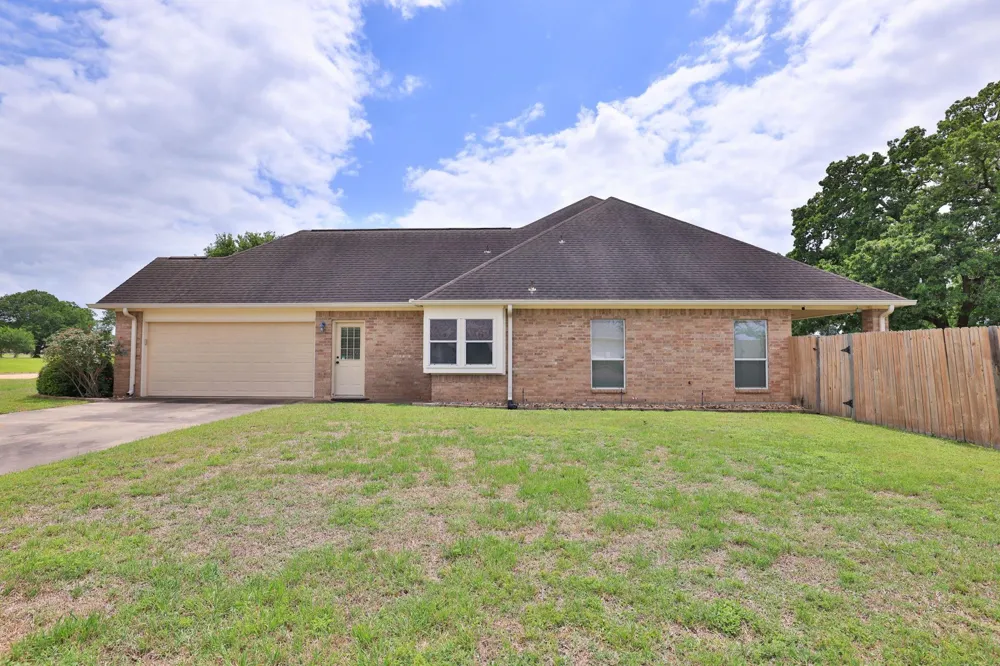 105 Lawrence Marshall Dr Hempstead, TX 77445