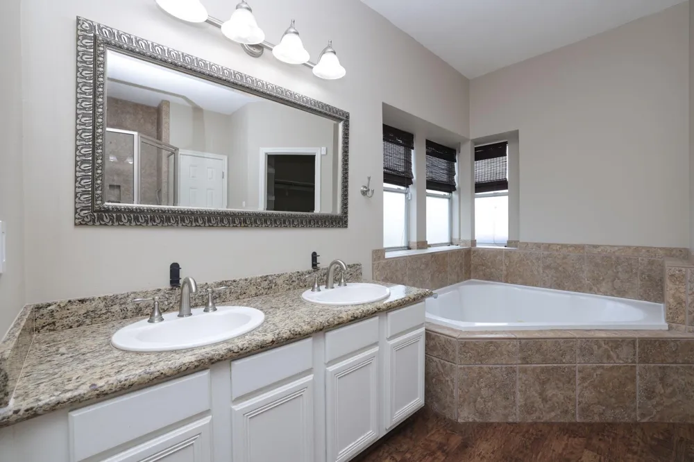 105 Lawrence Marshall Dr Hempstead, TX 77445