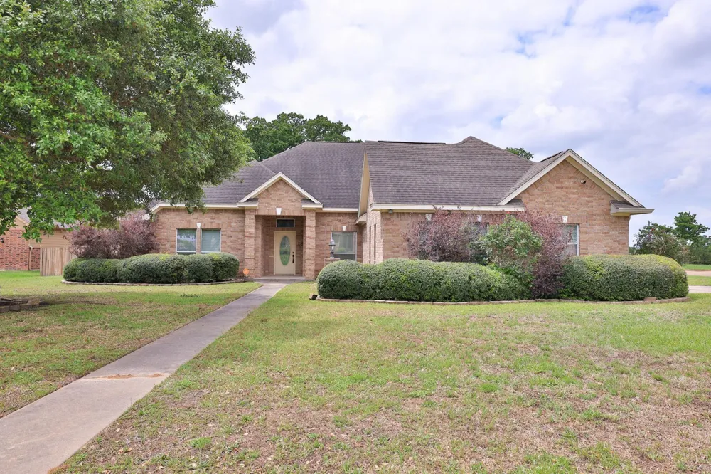 105 Lawrence Marshall Dr Hempstead, TX 77445