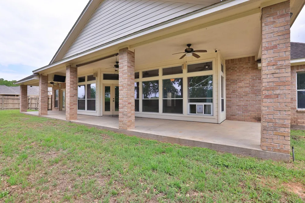 105 Lawrence Marshall Dr Hempstead, TX 77445