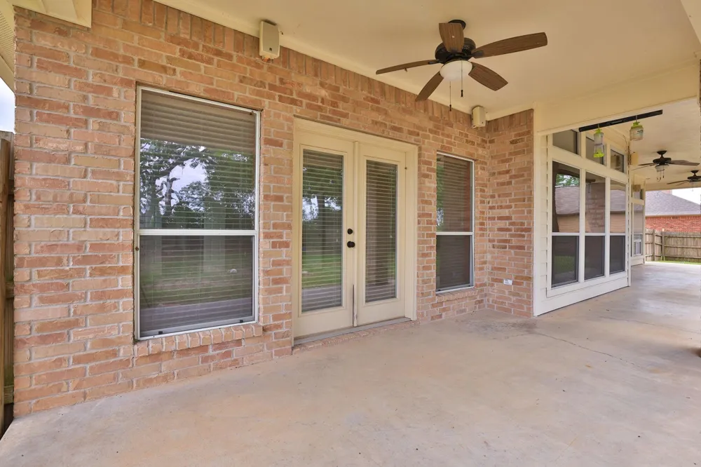 105 Lawrence Marshall Dr Hempstead, TX 77445