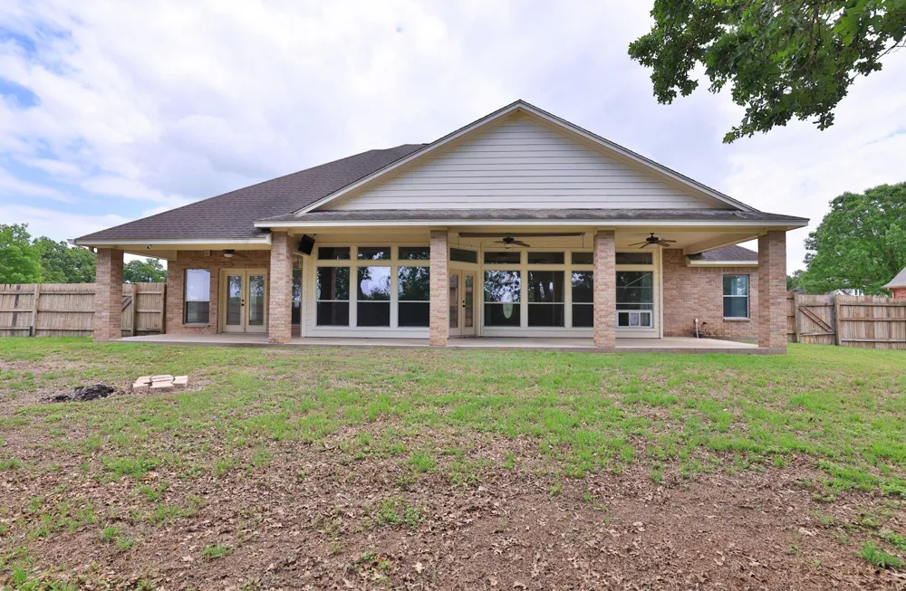 105 Lawrence Marshall Dr Hempstead, TX 77445