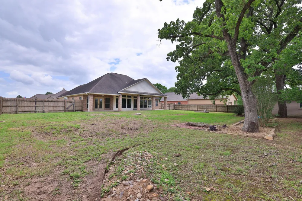 105 Lawrence Marshall Dr Hempstead, TX 77445