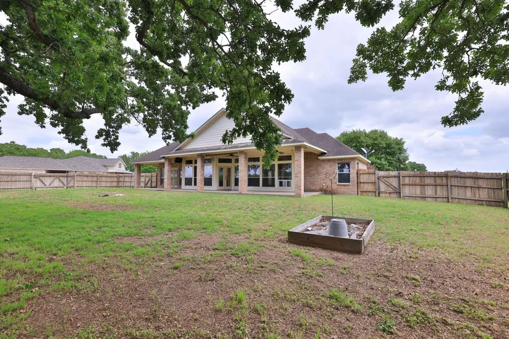 105 Lawrence Marshall Dr Hempstead, TX 77445