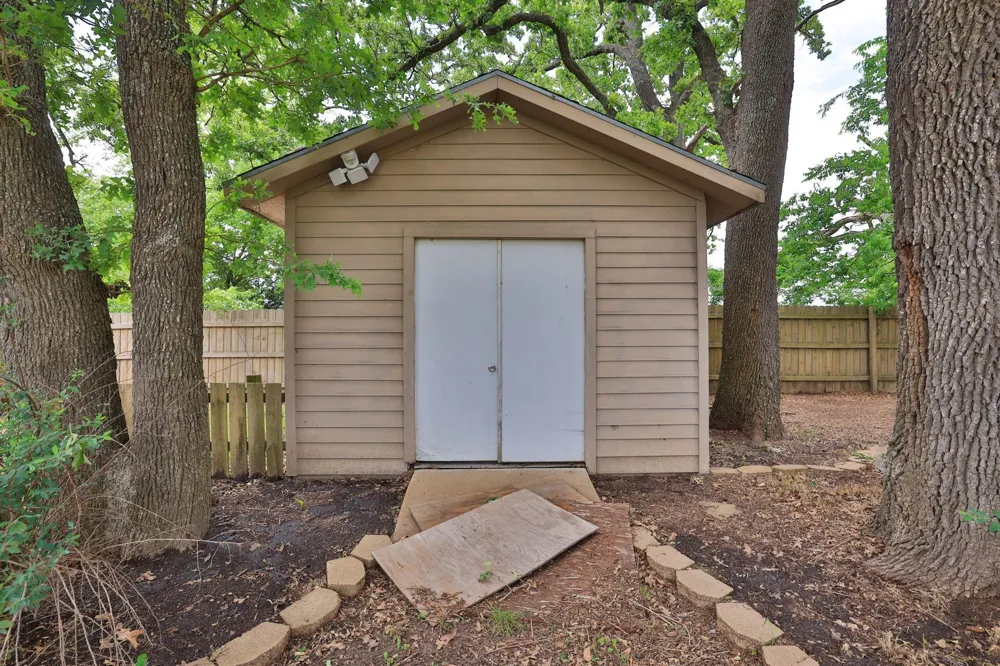 105 Lawrence Marshall Dr Hempstead, TX 77445