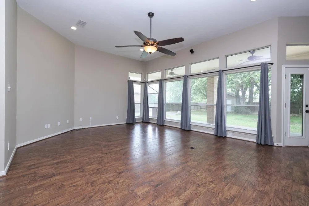 105 Lawrence Marshall Dr Hempstead, TX 77445
