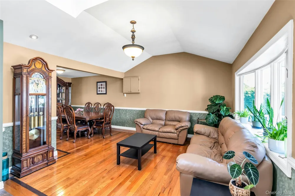 35 Peachtree Lane Hicksville, NY 11801