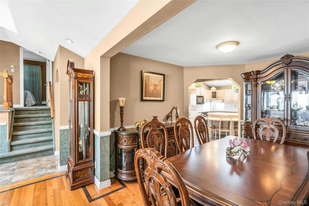 35 Peachtree Lane Hicksville, NY 11801