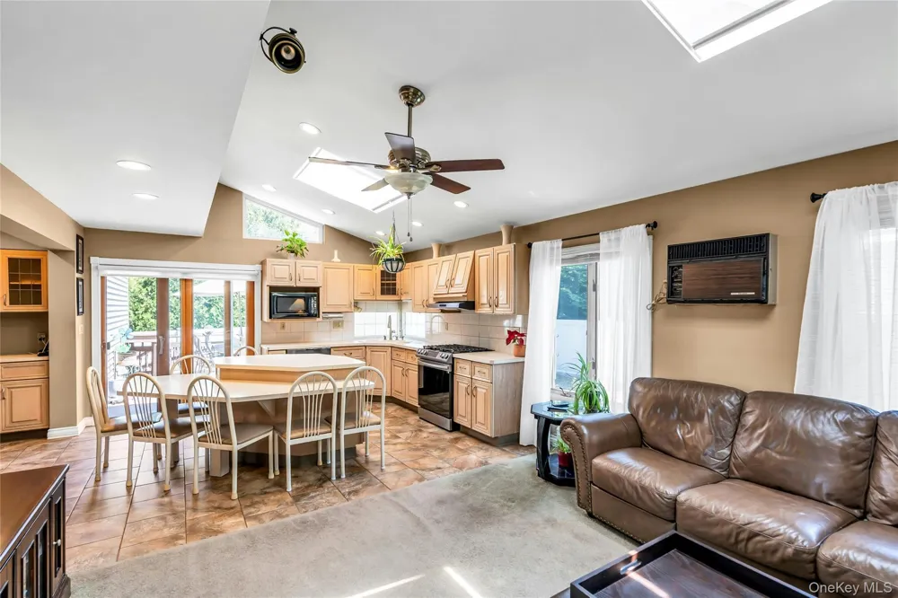 35 Peachtree Lane Hicksville, NY 11801