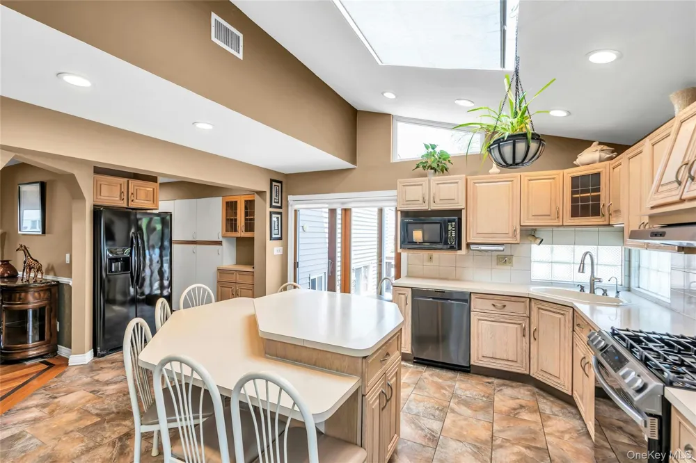 35 Peachtree Lane Hicksville, NY 11801
