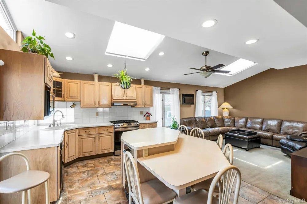 35 Peachtree Lane Hicksville, NY 11801