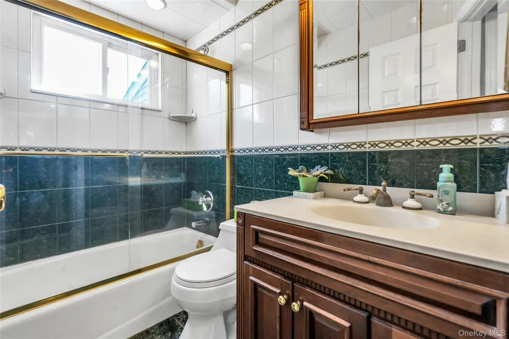 35 Peachtree Lane Hicksville, NY 11801