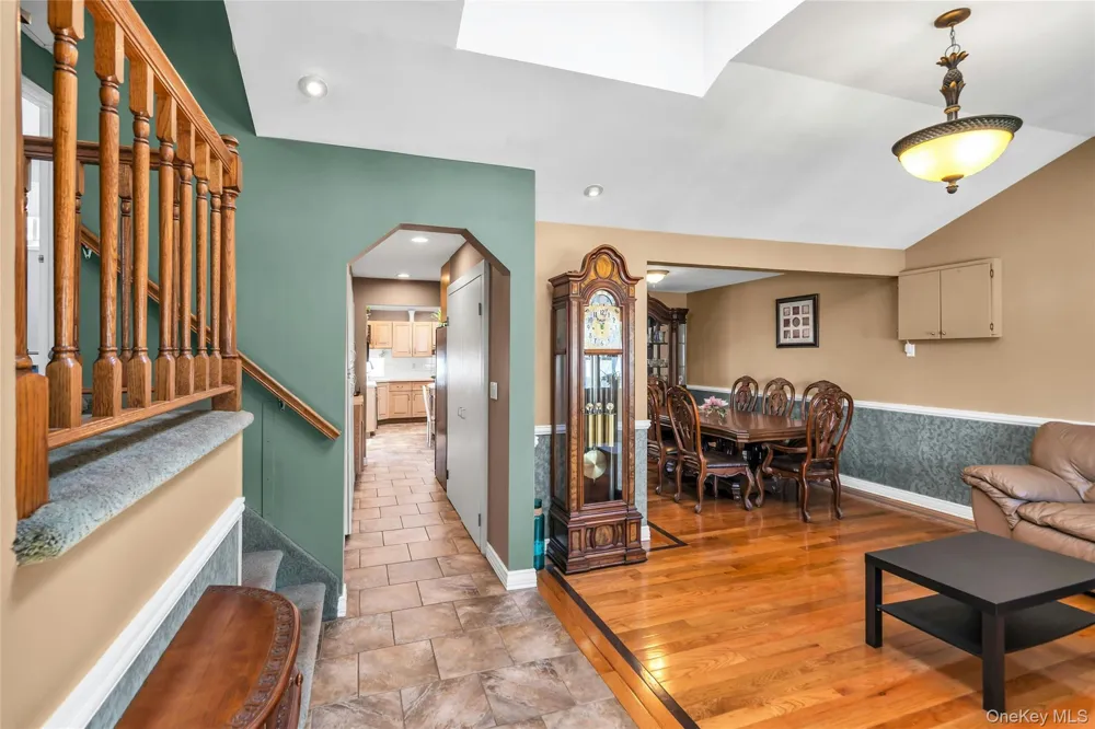35 Peachtree Lane Hicksville, NY 11801