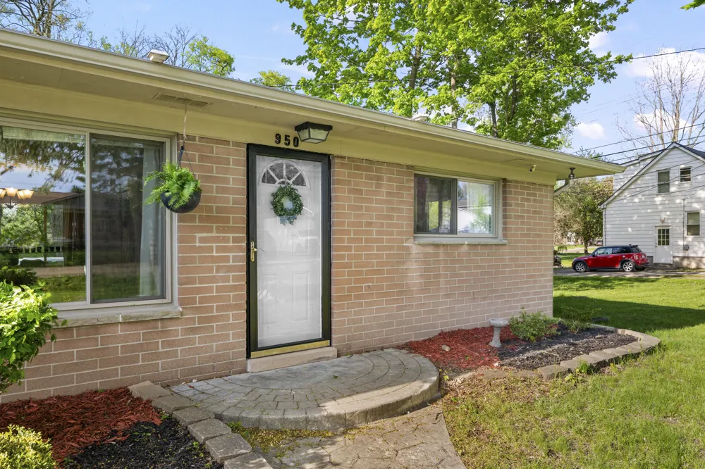 950 Gallaland Avenue Rochester Hills, MI 48307