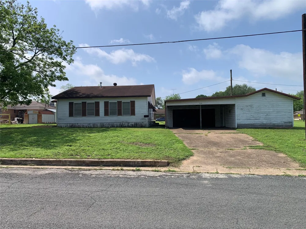 908 Paulus Street Schulenburg, TX 78956