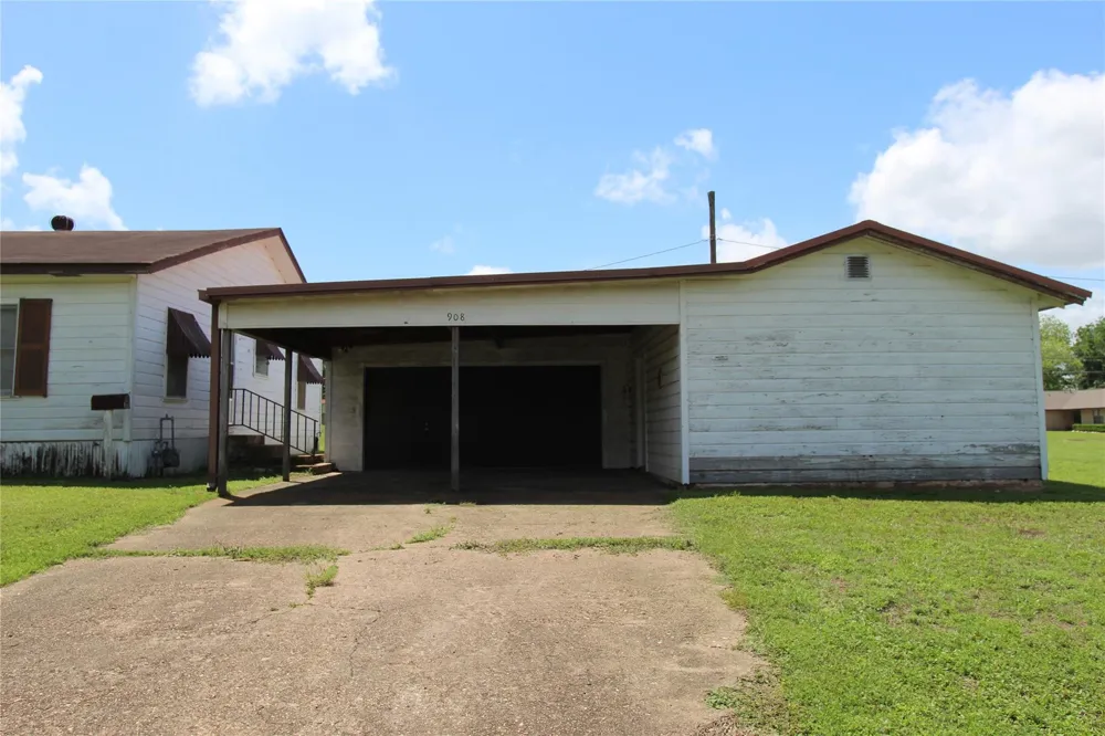 908 Paulus Street Schulenburg, TX 78956
