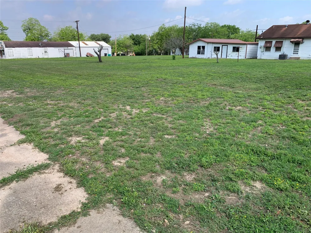 908 Paulus Street Schulenburg, TX 78956