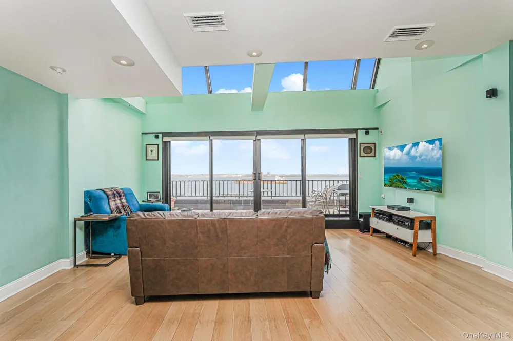 10 Bay Street Landing #8D Staten Island, NY 10301