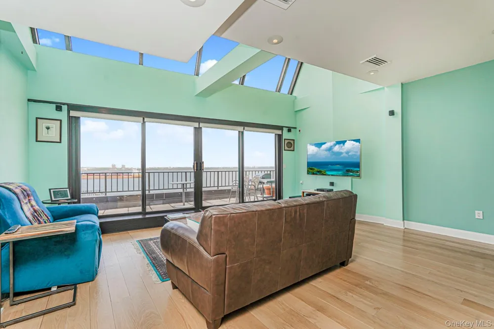 10 Bay Street Landing #8D Staten Island, NY 10301