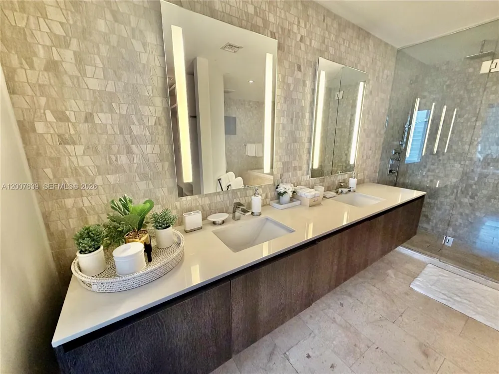 88 SW 7th St #1109 Miami, FL 33130