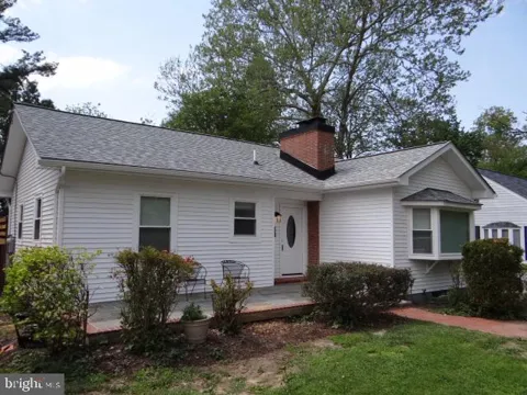 8 OAK AVENUE