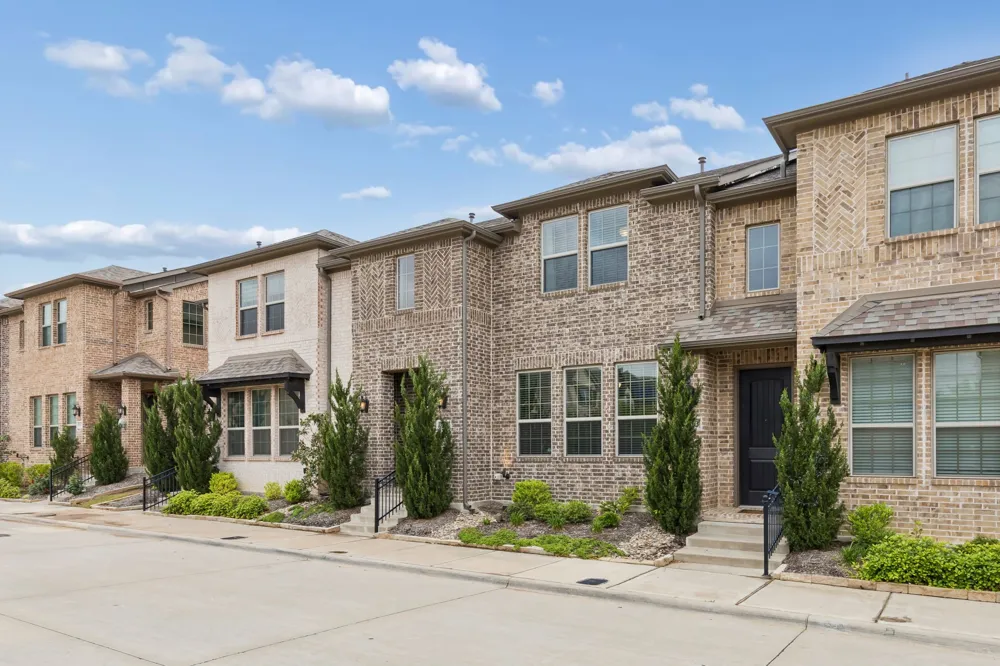 911 Ponds Edge Lane Euless, TX 76040