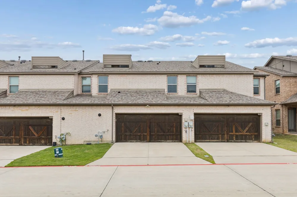 911 Ponds Edge Lane Euless, TX 76040