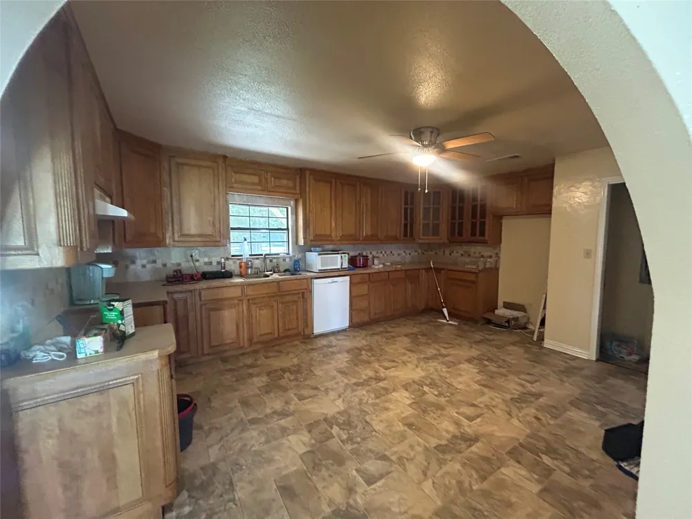 214 County Road 4870 Newark, TX 76071