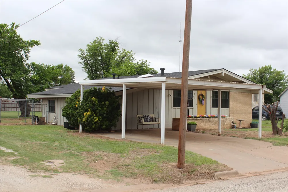 810 W Eden Street Munday, TX 76371