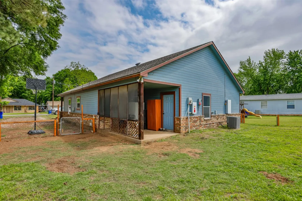 406 W Elm Street Collinsville, TX 76233