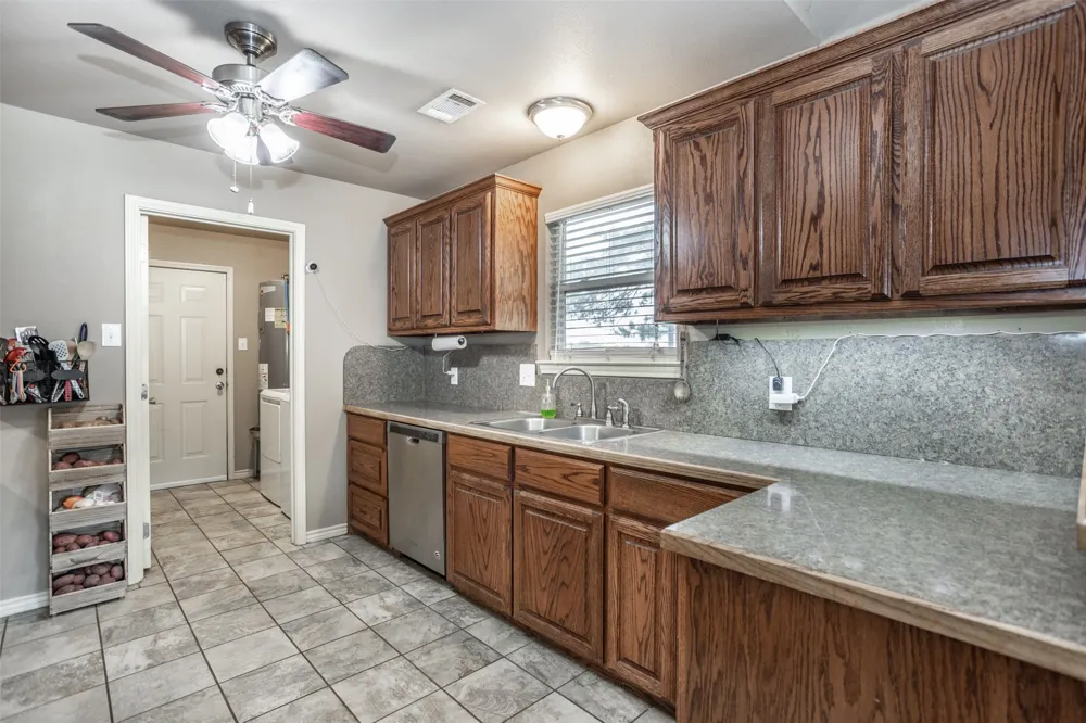 406 W Elm Street Collinsville, TX 76233
