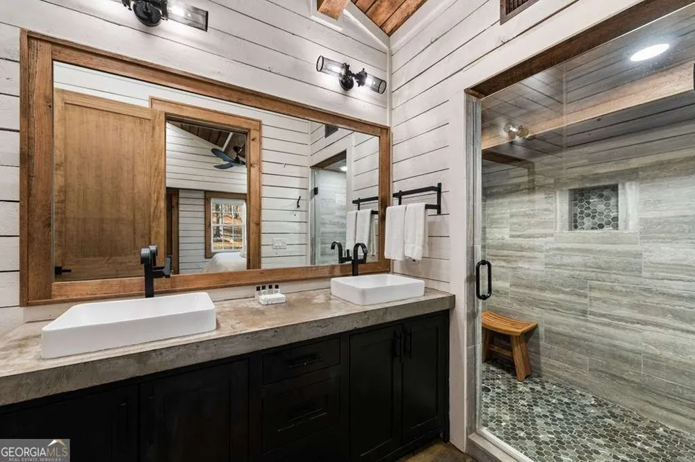 166 Red Oak LN McCaysville, GA 30555