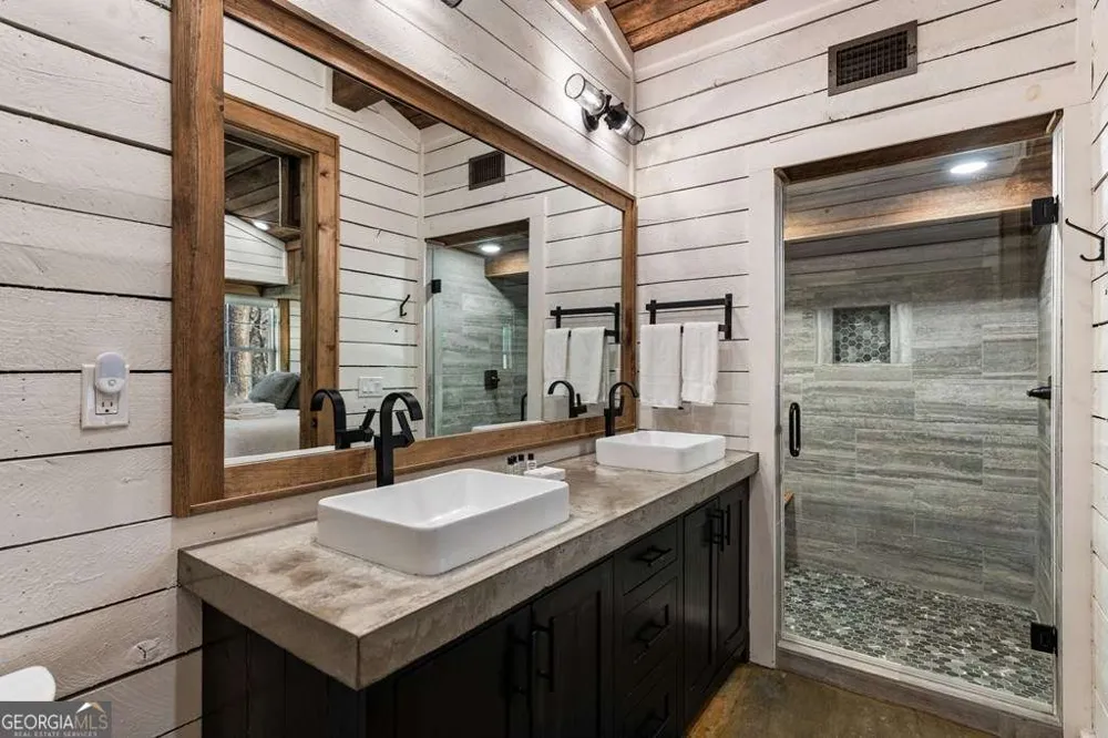 166 Red Oak LN McCaysville, GA 30555