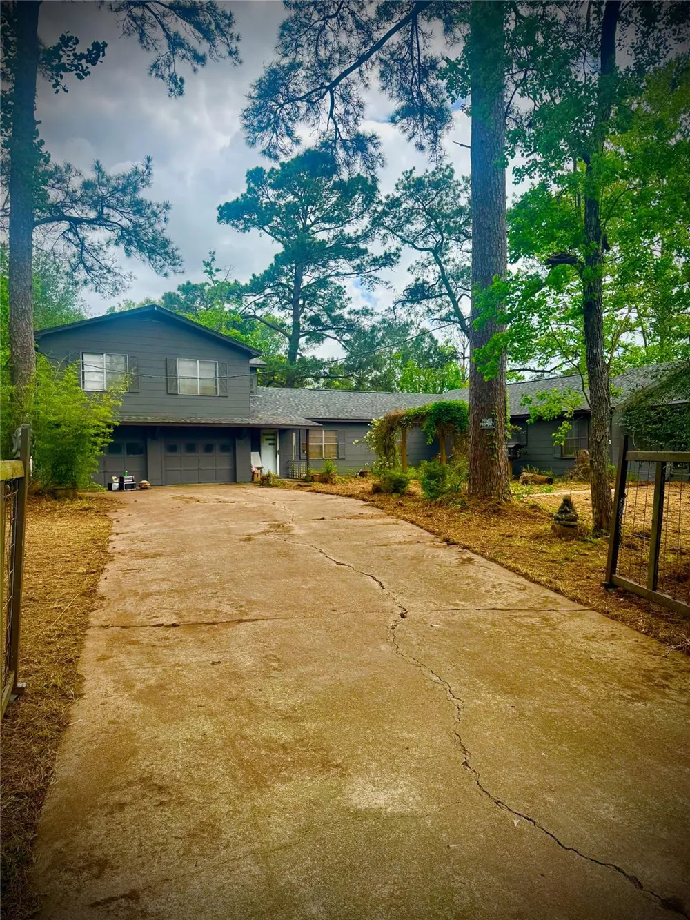 1556 County Road 2042 Hull, TX 77564