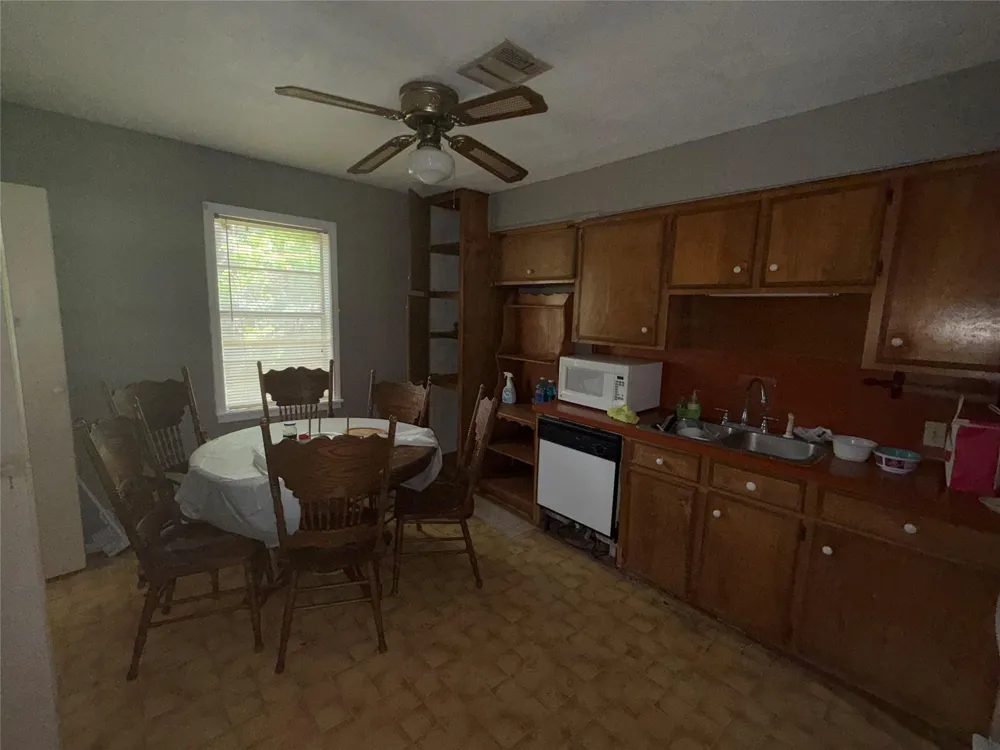 1556 County Road 2042 Hull, TX 77564