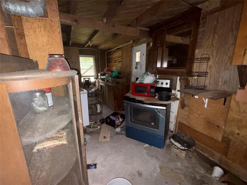 1556 County Road 2042 Hull, TX 77564