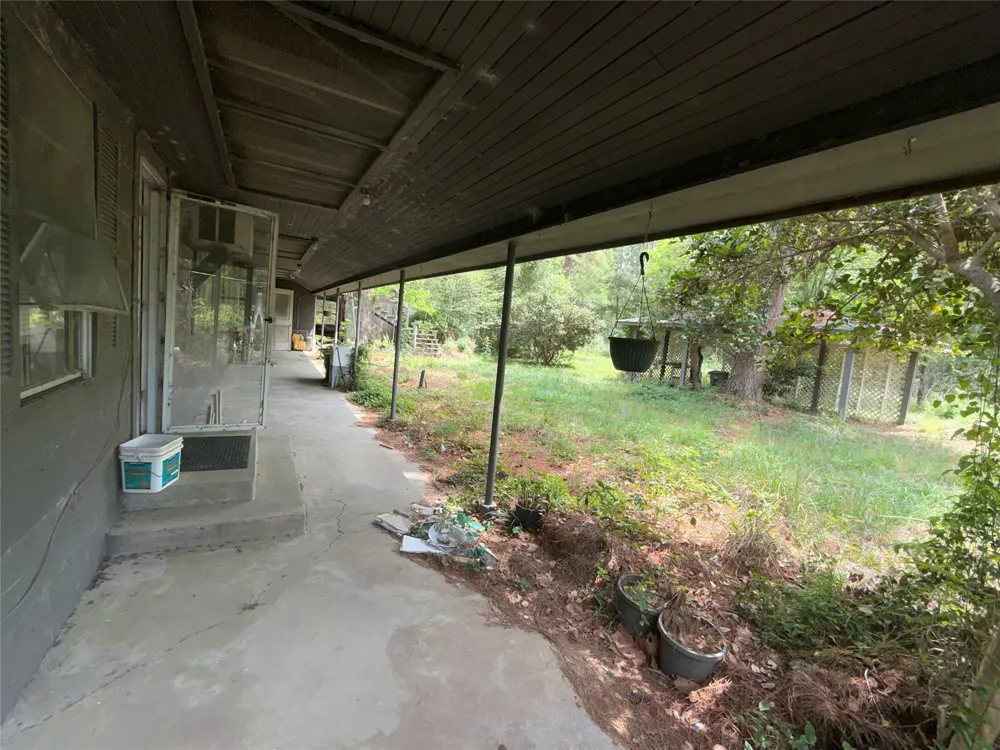 1556 County Road 2042 Hull, TX 77564
