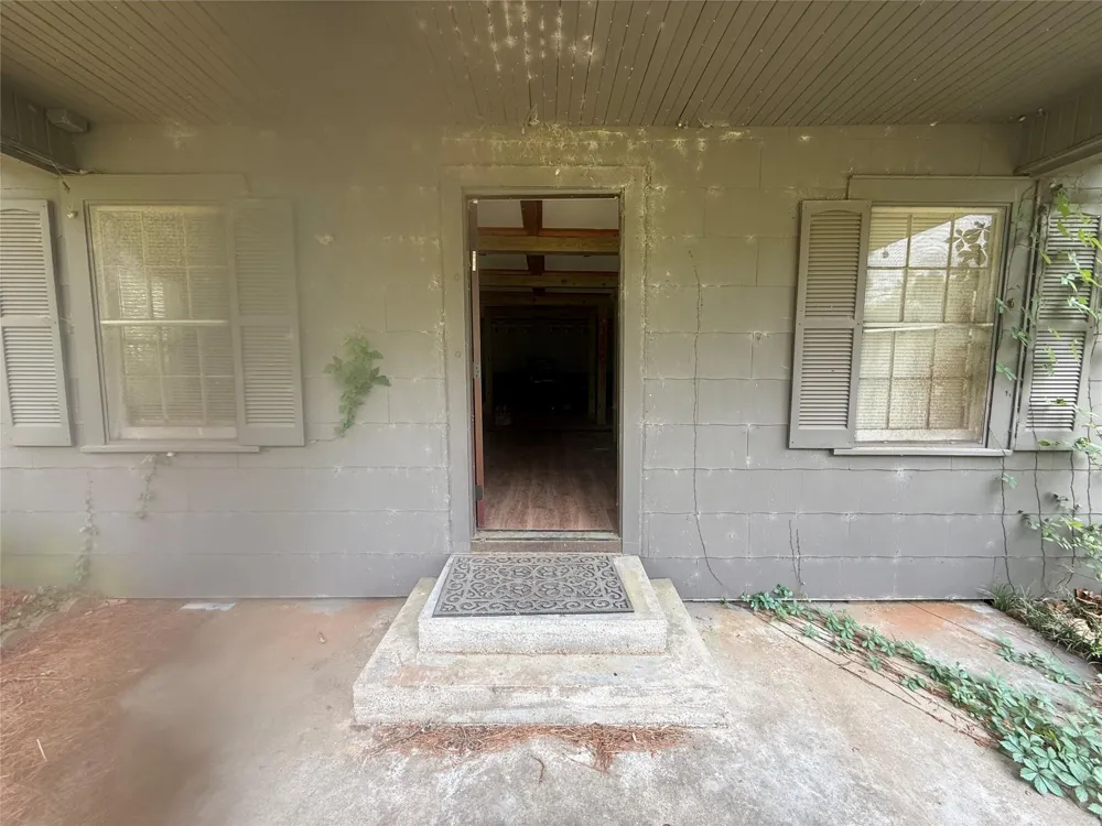 1556 County Road 2042 Hull, TX 77564