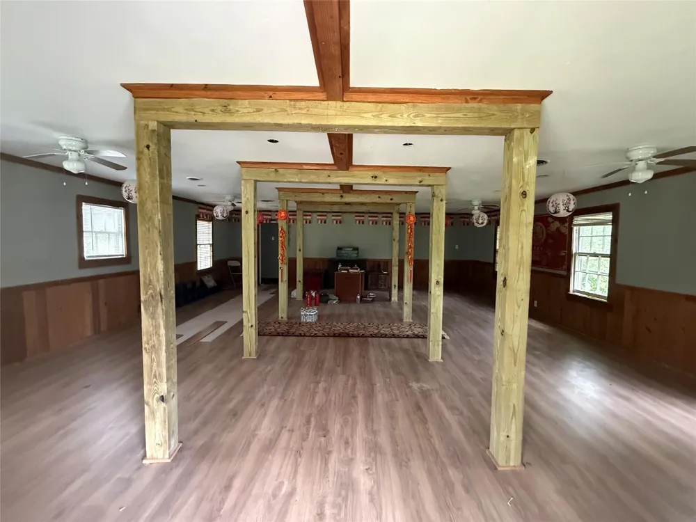 1556 County Road 2042 Hull, TX 77564