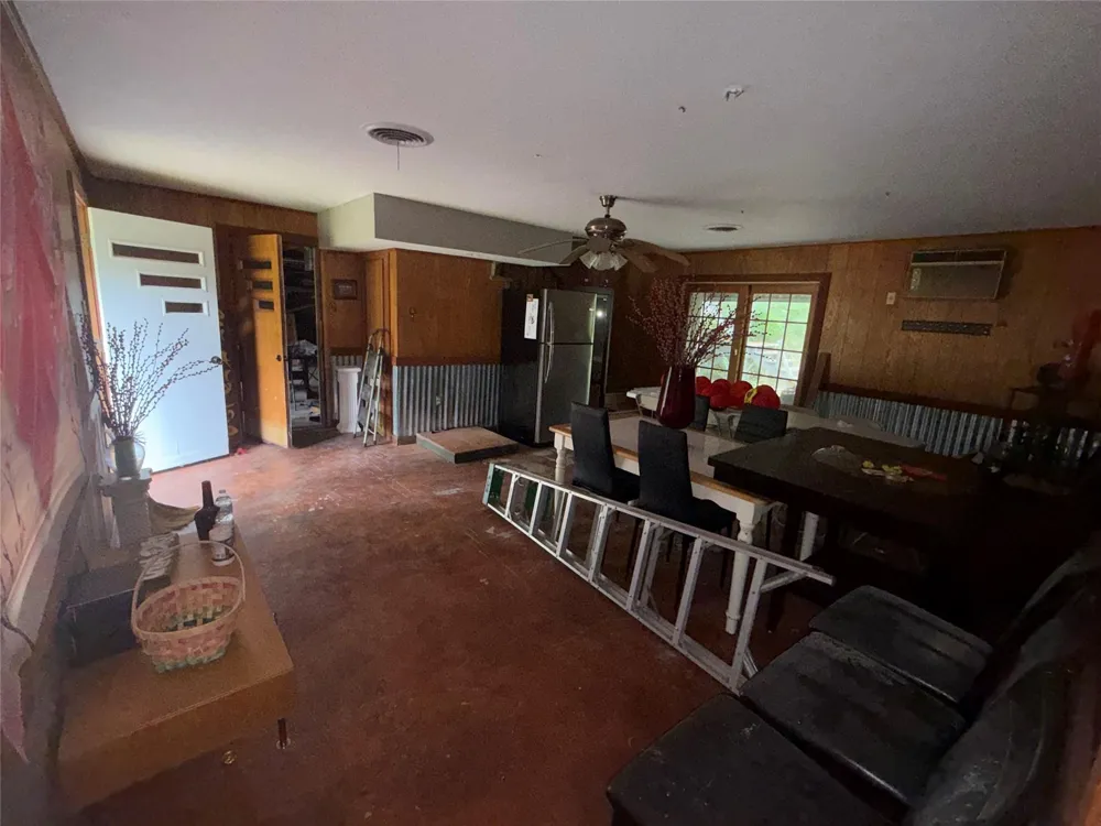 1556 County Road 2042 Hull, TX 77564
