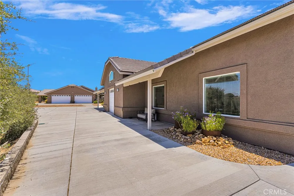7031 Joshua Oak Hills, CA 92344